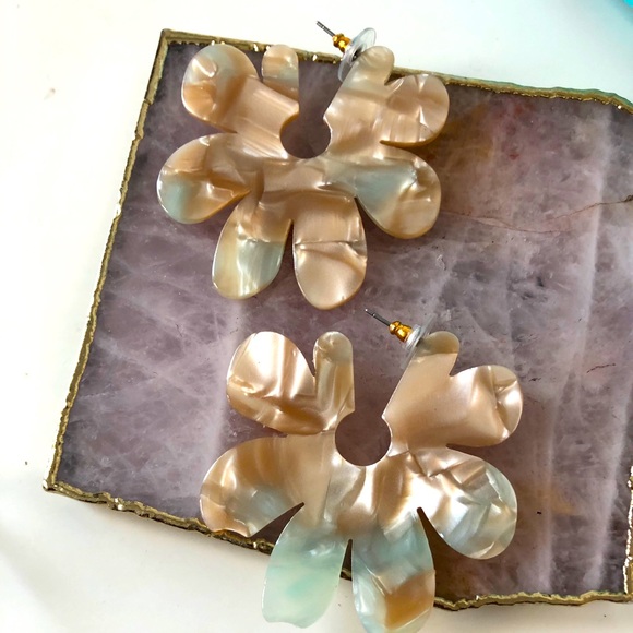 Anthropologie Dorian Scalloped Resin Earrings